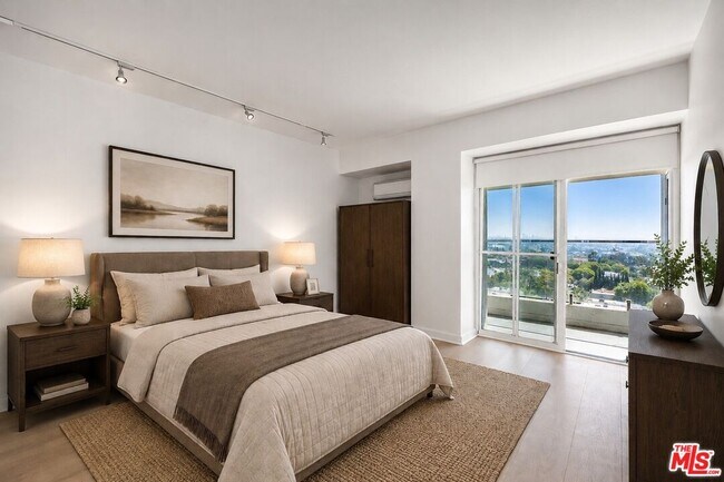 Building Photo - 838 N Doheny Dr