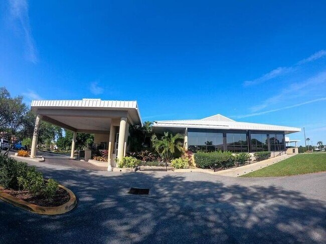 Building Photo - 3 Bed/2 Bath Home with Fenced Yard & Garage / Available Now!