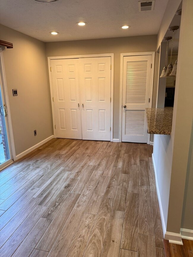 Building Photo - 3 Bedroom || 2.5 Bathroom - Townhome