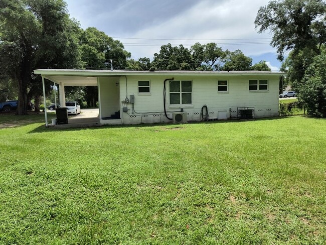 Building Photo - GORGEOUS REMODELED 3 BEDROOM 2 BATH