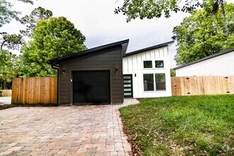 Building Photo - Spacious 3BR/3BA home in a quiet neighborh...