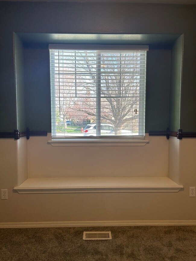 Building Photo - 115 Cassidy Dr E