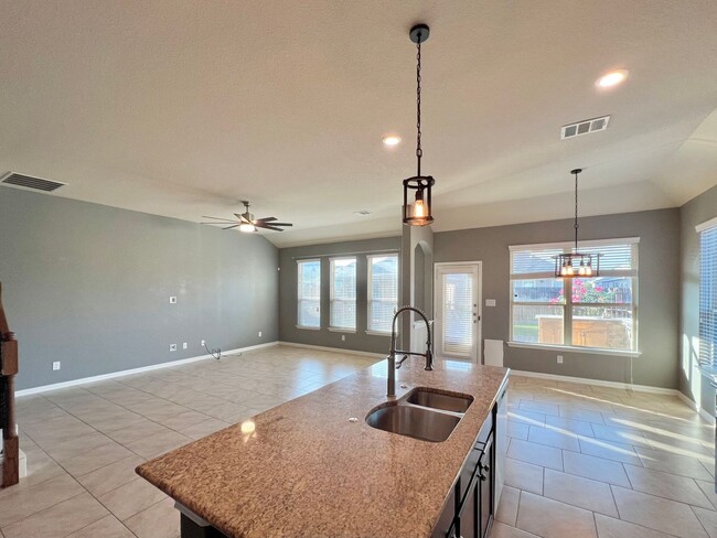 Building Photo - Gorgeous and spacious 4 bed 3.5 bath in Ka...