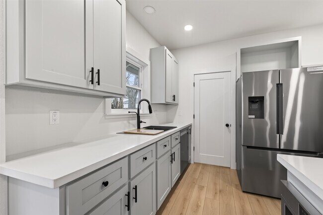 Building Photo - 4413 Roseland St