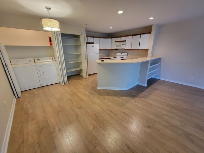 Building Photo - Immaculate 2 Bedroom, 2 Bath Top Floor Con...