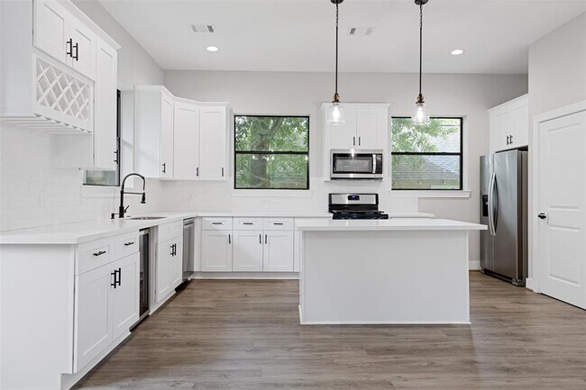 Building Photo - 806 E 39th St