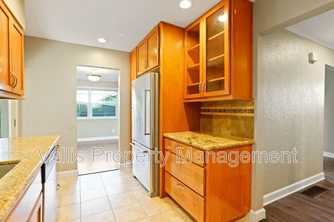 Building Photo - 1025 Terrace Dr NW