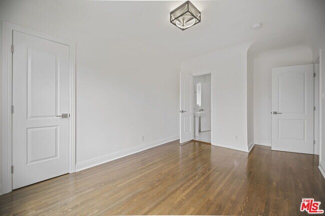 Building Photo - 1148 S Stanley Ave