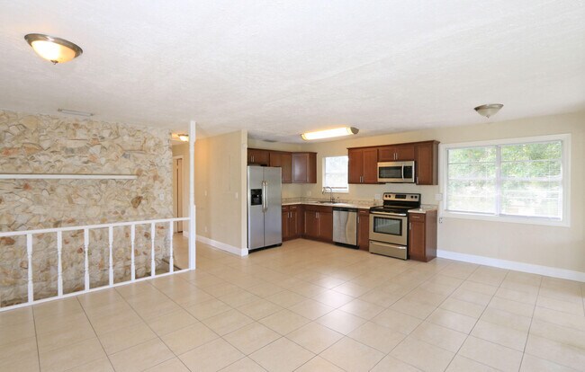 Building Photo - 4916 Silver Oak Dr