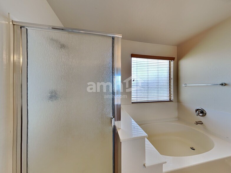 Building Photo - 99 S 165th Dr