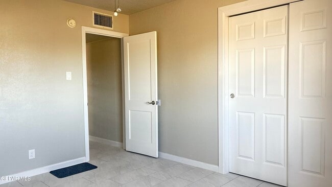 Building Photo - 5133 Pikes Peak Dr