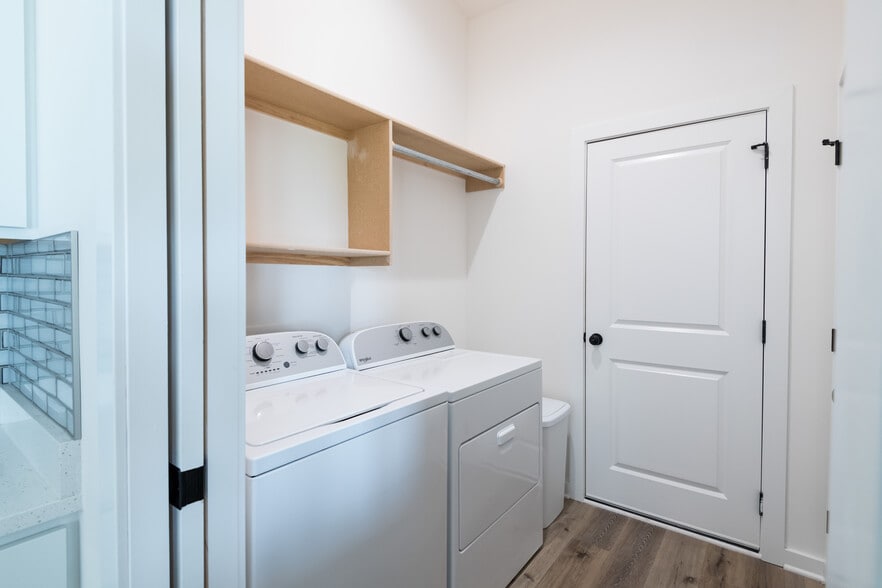 Laundry, Garage Entrance - 5347 Pinecrest Ct N