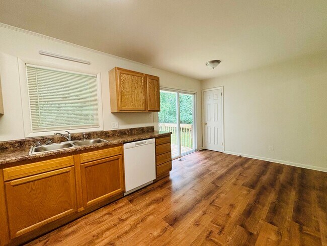 Building Photo - 215 Freestone Dr