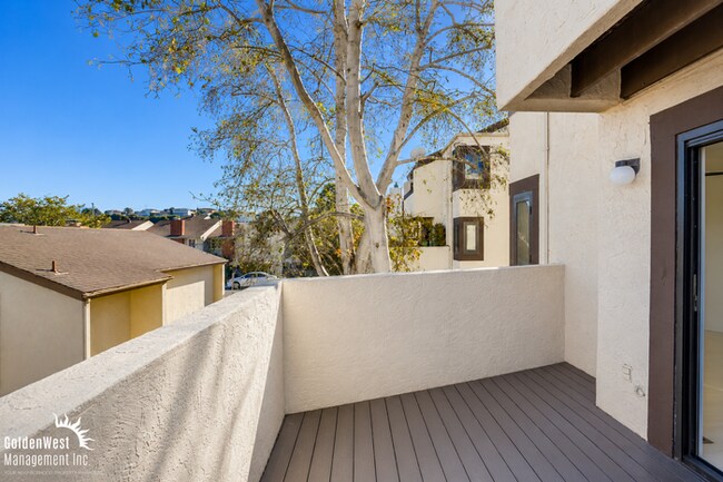 Building Photo - Bright & Airy 2Bdm 1Ba Townhome in San Diego!