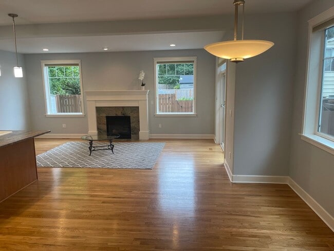 Building Photo - Spacious 3BD/2.5BTH Available for Lease in...