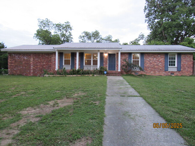 Building Photo - 2215 Macy Ave