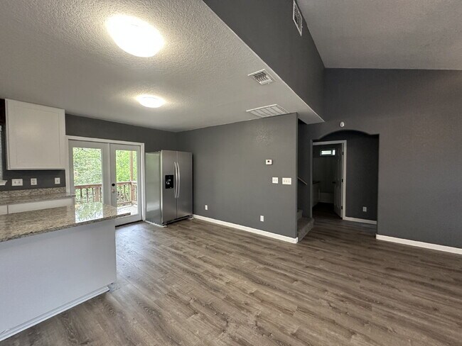 Building Photo - 3-bedroom, 2-bath home nestled in the Rolling Hills subdivision in Canyon Lake