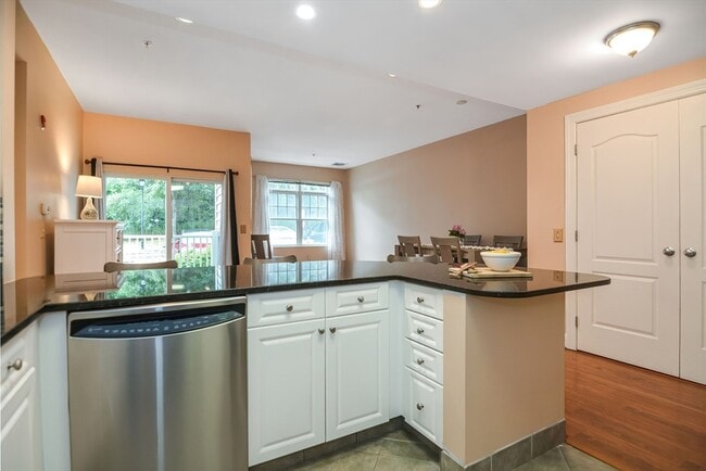 Building Photo - 614 Pond St