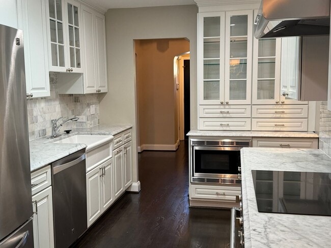 Building Photo - Stunning Home, Great Location, and More!