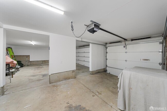 Building Photo - 628 Los Palmos Dr