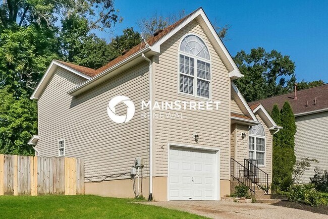 Building Photo - 4 Bedroom Pet-Friendly Home in LOUISVILLE, KY with Main Street Renewal