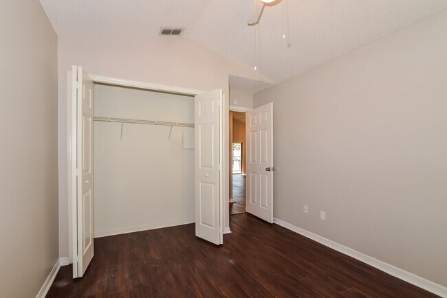 Building Photo - 1048 Vernon Loop