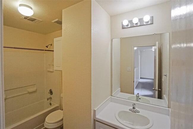 Building Photo - 714 Lavaca Loop