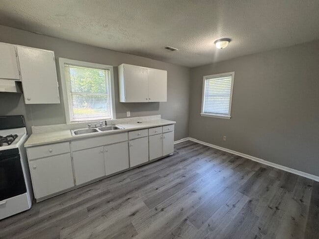 Building Photo - CREEKWOOD