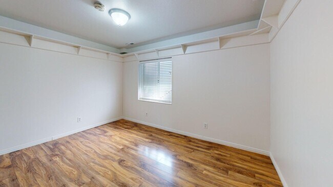 Building Photo - Freshly Updated Gem in Desirable East Side Sandy