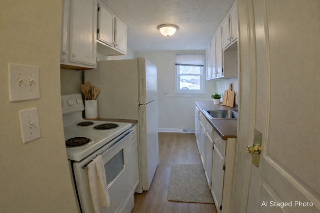 Building Photo - 3D Tour Available - Centrally located 1 bedroom apartment with Washer and Dryer on site! Availabl...