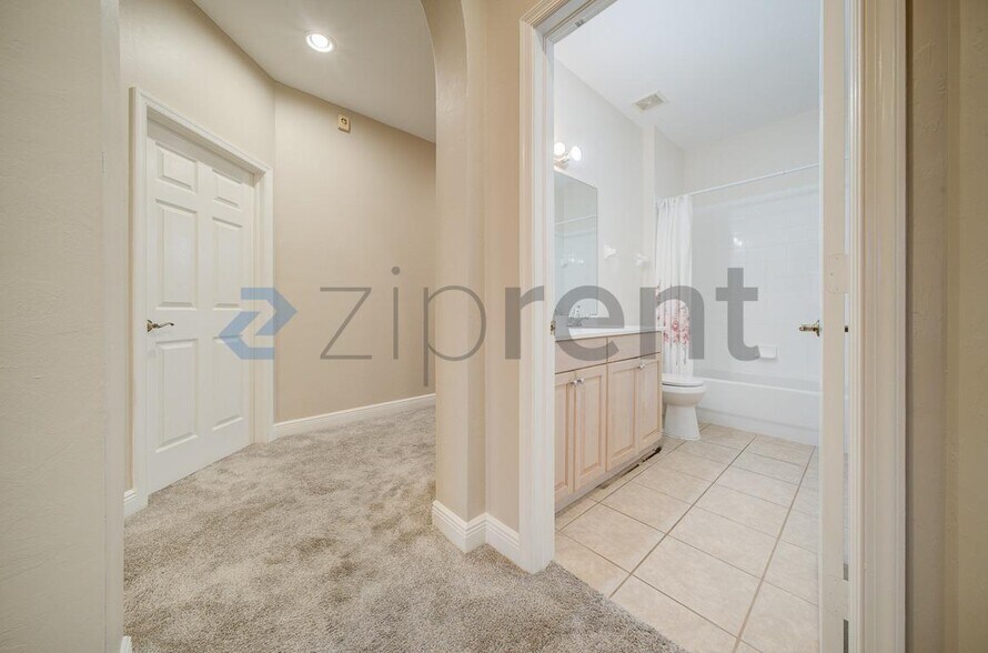 Building Photo - 5111 W Hyde Park Ct