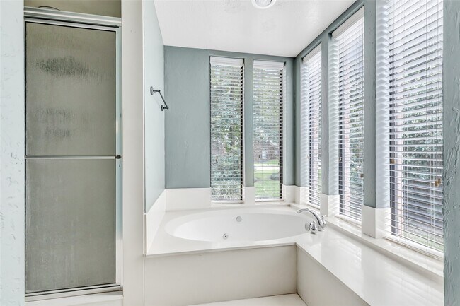 Building Photo - 12102 Moorcreek Dr