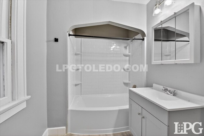 Building Photo - 2041 Loxley Rd