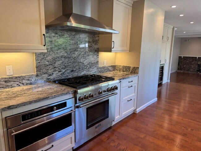 Building Photo - Gorgeous 2 story 5 bedroom home w/pool in ...