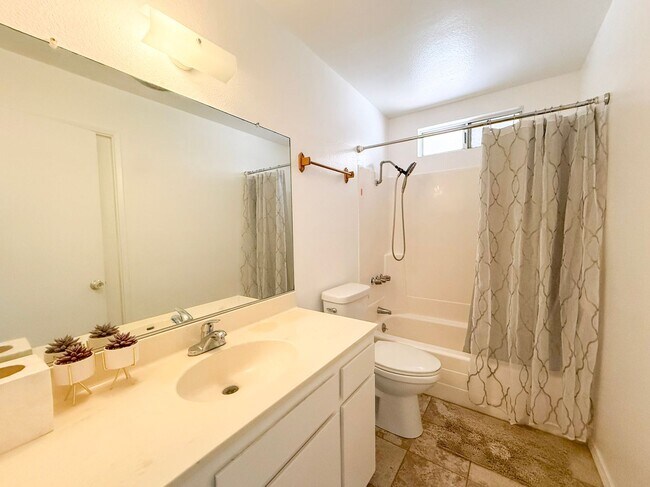 Building Photo - 2 Bedroom Yucca Valley Home