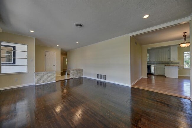 Building Photo - 415 Silliman St
