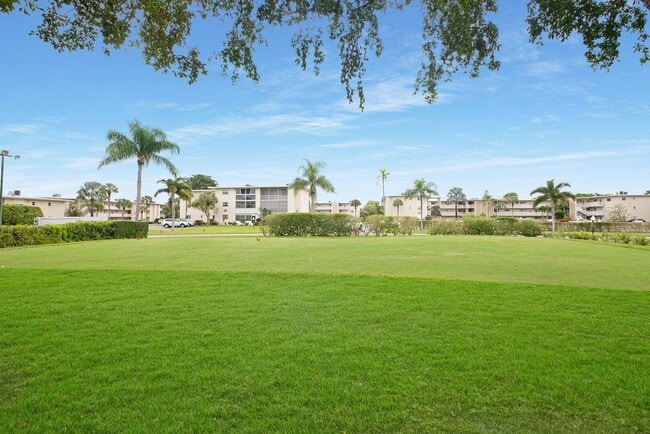 Building Photo - 2581 Garden Dr N