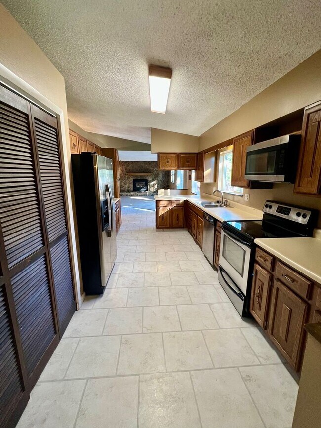 Building Photo - Beautiful 5 Bedroom Ranch Style Home in No...