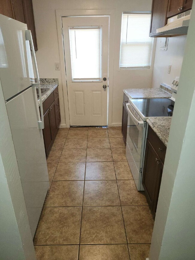 Building Photo - 1 bedroom 1 bath available in Dos Palos, CA.