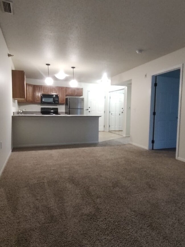 Building Photo - Diamond Valley Apartments