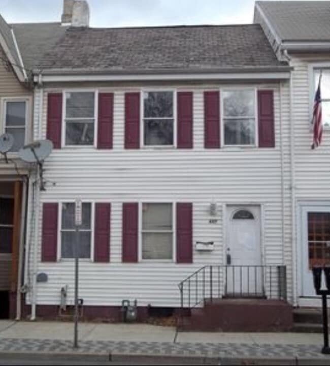 Building Photo - 487 S Main St