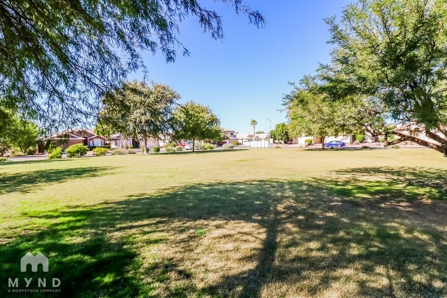 Building Photo - 2303 E Aire Libre Ave