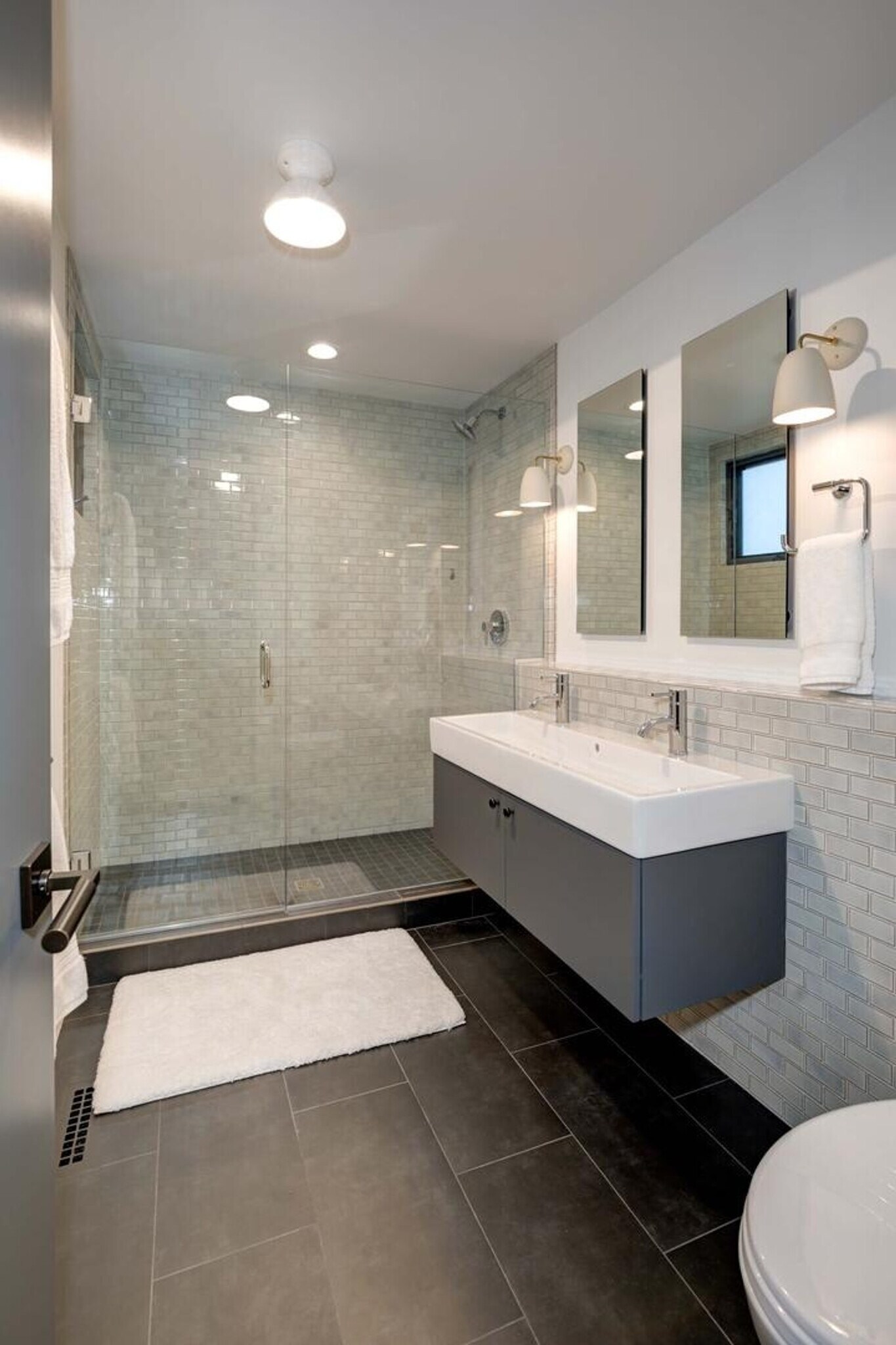 Building Photo - 15 Lakewood Dr