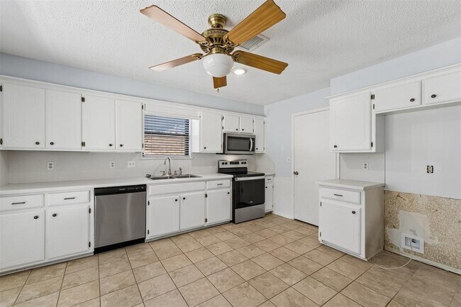 Building Photo - 213 S Silver Dr