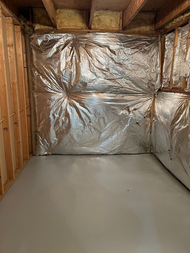 Building Photo - Spacious and Gracious, Close to EVERYTHING!