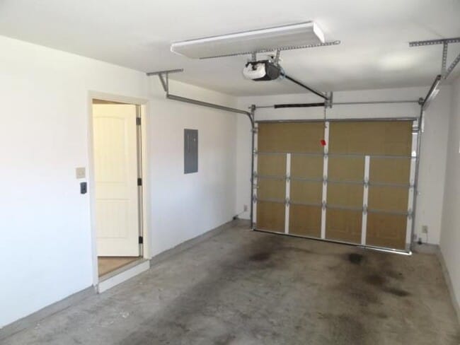 Building Photo - Cottages at Lake Creek / Freestanding One ...