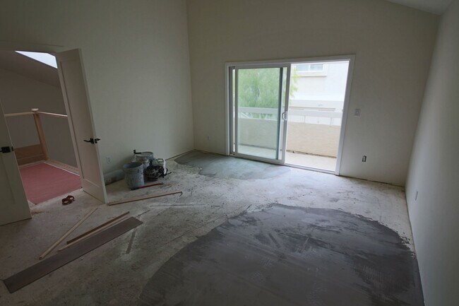 Building Photo - Completely Remodeled 3br Townhome in UTC