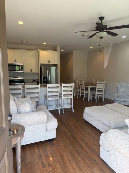 Building Photo - Eagle Ridge Townhome - Furnished Unit - Op...