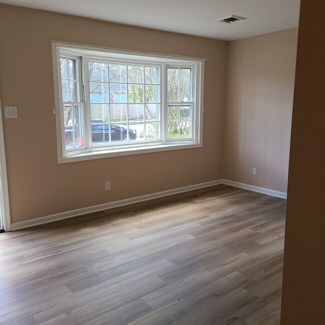 Building Photo - Incredible Townhouse in N Chesterfield!