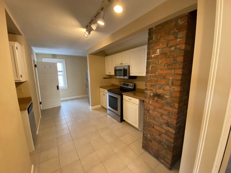 Kitchen - 1471 Grand Ave